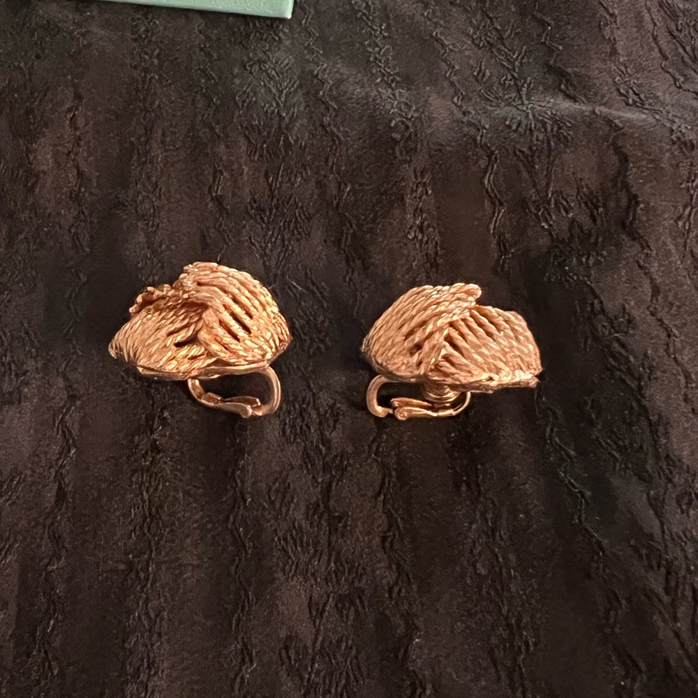 VINTAGE SIGNED CASTLECLIFF GOLD CLIP EARRINGS - Picture 4 of 7